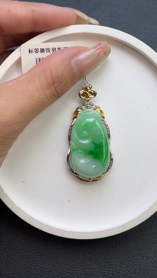 颈饰18K金镶嵌翡翠如意