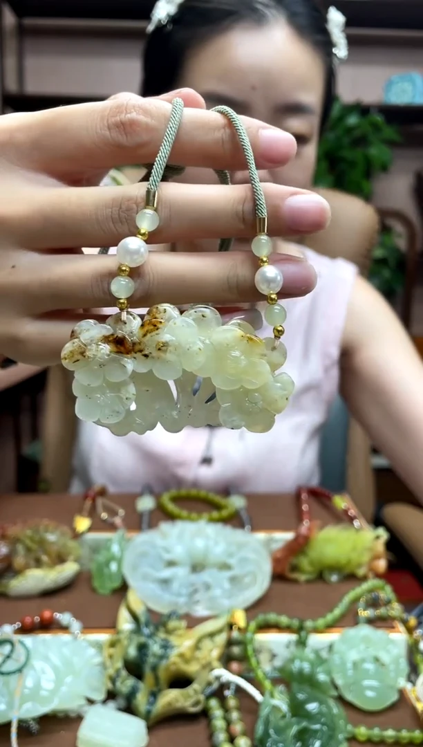 岫玉未镶嵌颈饰·