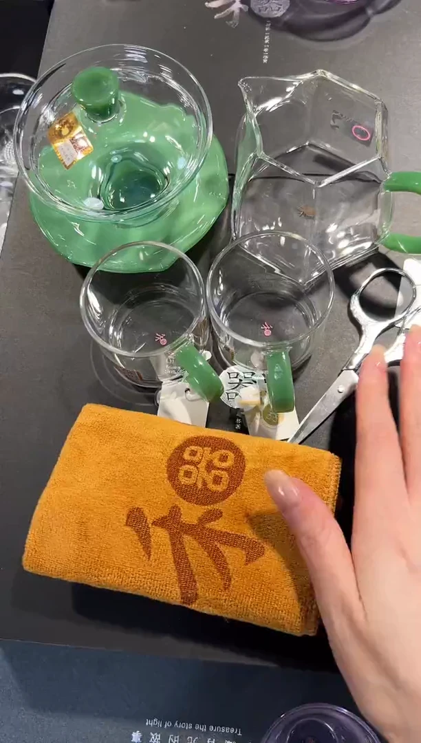 荷叶盖碗+棱然茶海+逸杯一对（翡翠玉）