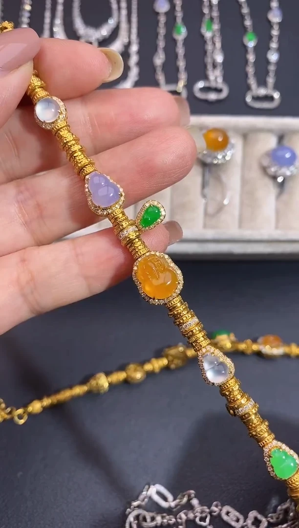 18K金镶嵌手链翡翠小*芳盘缠