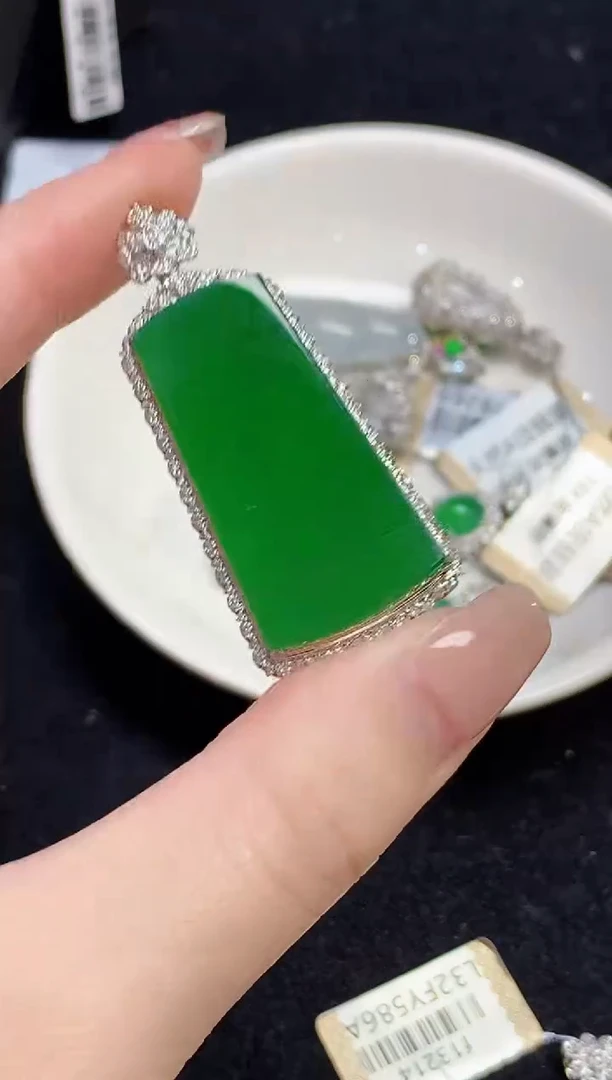 吊坠(不含链)18K金镶嵌翡翠多样性发其一