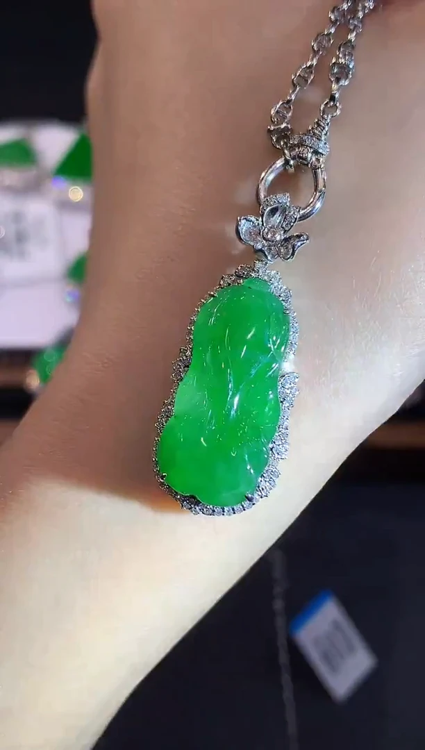 吊坠(不含链)18K金镶嵌翡翠多样性发其一