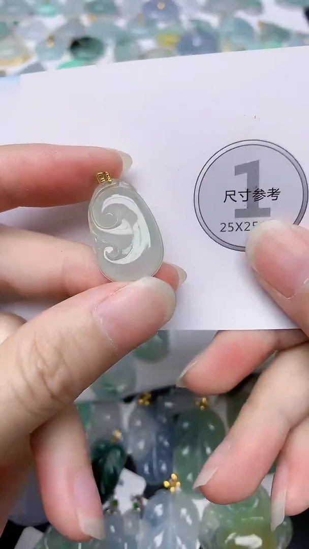 颈饰18K金镶嵌翡翠天然A货翡翠
