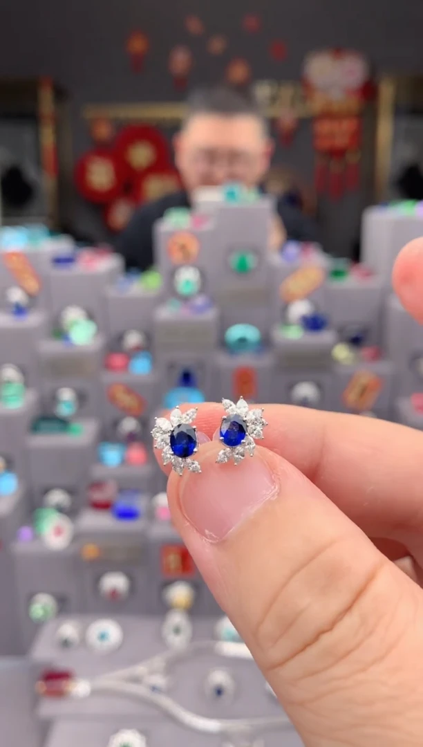 【闪购商品】蓝宝石耳饰18K金镶嵌80分 蓝宝石耳钉