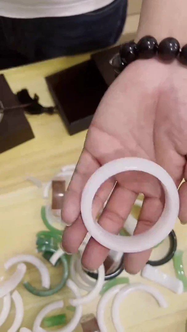 石英质玉手镯未镶嵌手镯