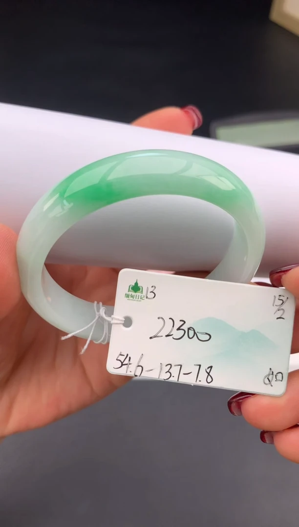 【闪购商品】翡翠手镯未镶嵌 #情人节#送礼，下单联系客服核对地址~