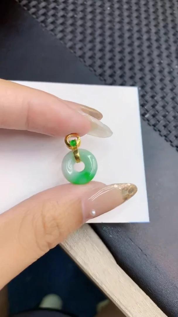 翡翠未镶嵌颈饰             8