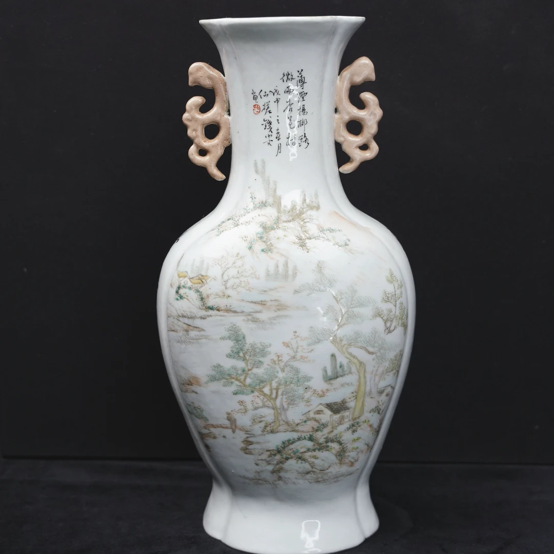 乙1590 清晚期浅绛彩山水人物花枝耳海棠式扁瓶 全品