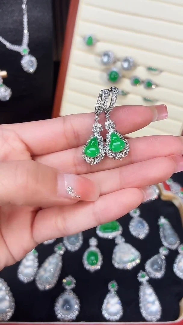 18K金镶嵌翡翠耳饰葫芦