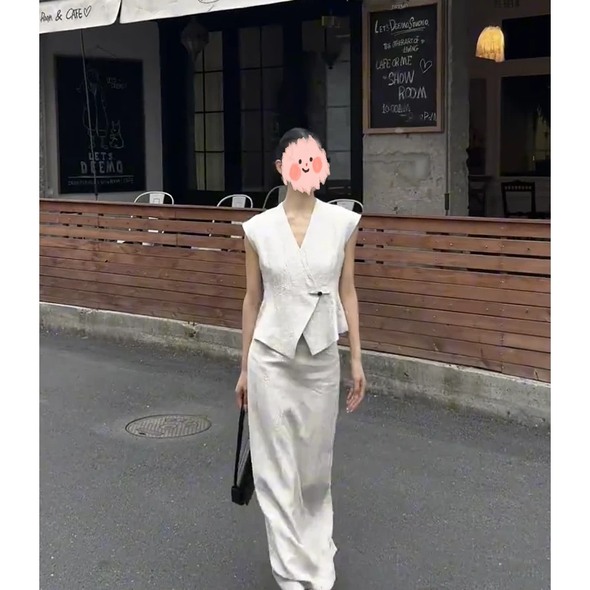 2025超火穿搭一整套高级感气质休闲减龄洋气白色无袖修身马甲套装