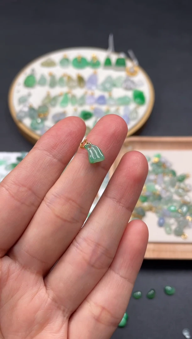 吊坠(不含链)18K金镶嵌翡翠一个JK165