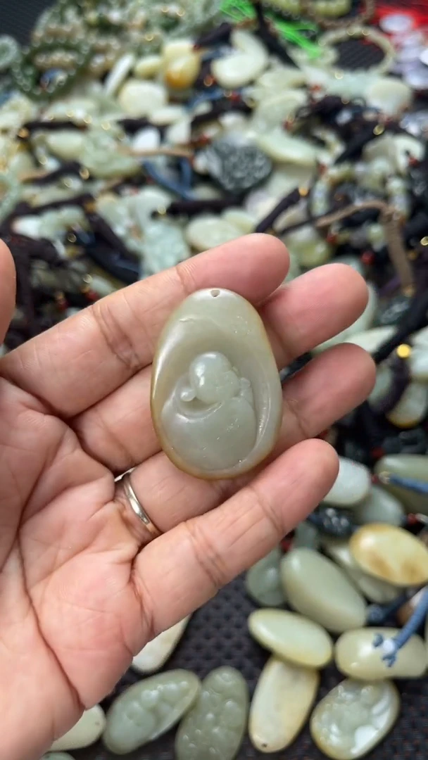 和田玉未镶嵌颈饰（多样性发一件）没有证书有瑕