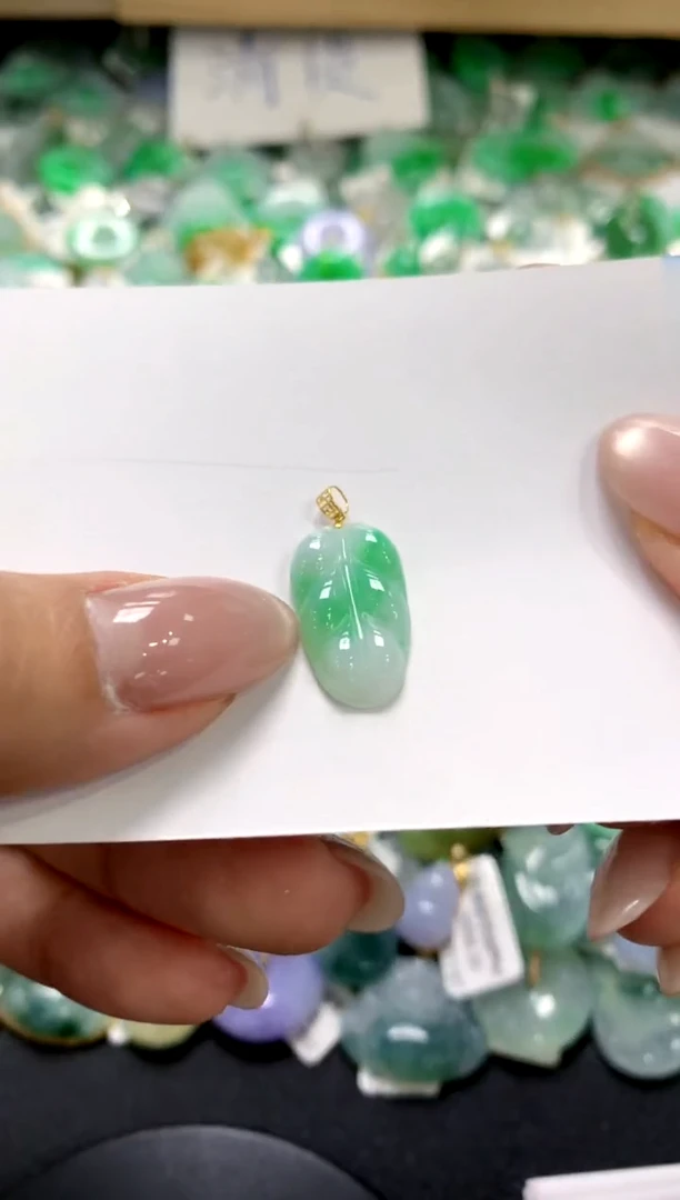 翡翠18K金镶嵌颈饰1111111111111111