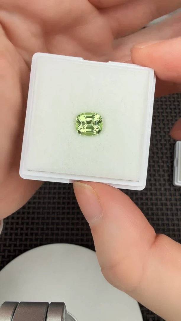 【闪购商品】橄榄石方垫未镶嵌2ct-B012190