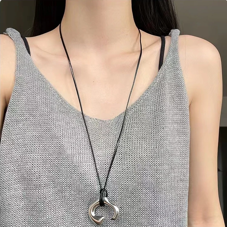 brez2024秋冬新款不规则马蹄毛衣链银色吊坠皮质长款项链