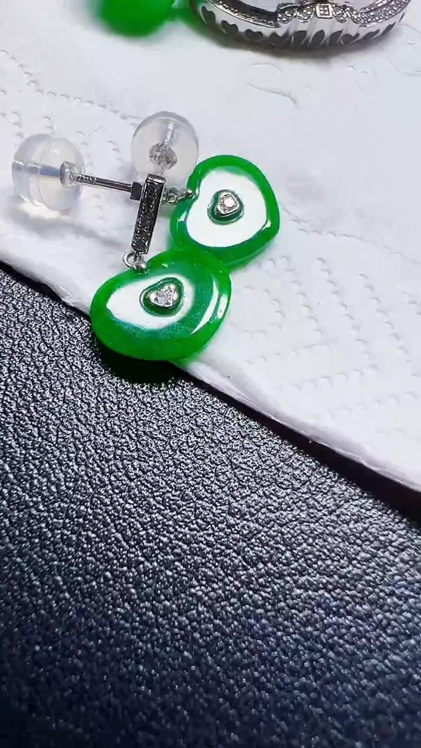 颈饰18K金镶嵌翡翠耳钉