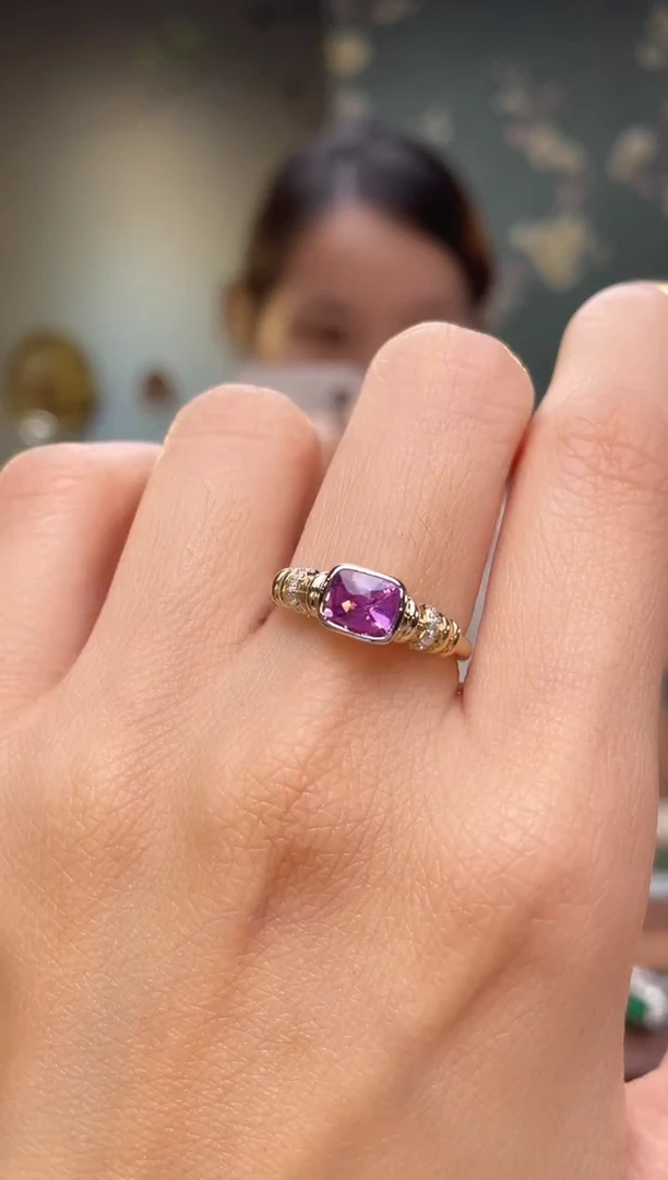 戒指彩色蓝宝石18K金镶嵌无烧主石：1.05ct