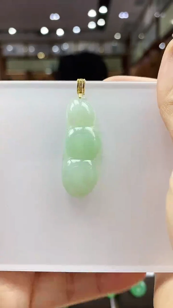 颈饰18K金镶嵌翡翠福豆