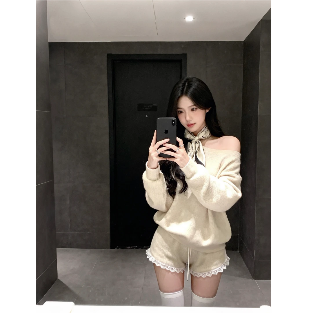 纯欲风时尚气质斜肩长袖女秋冬新款针织上衣配显瘦高腰短裤两件套