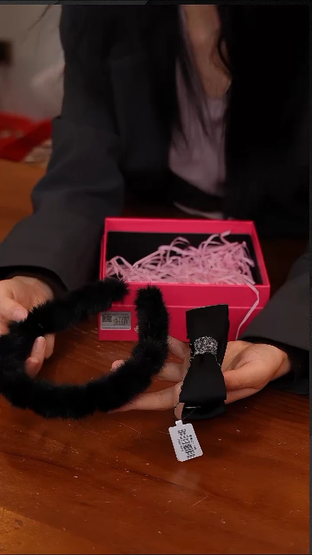 陶88-AEFFE毛绒发箍黑+AEFFE高级缎面蝴蝶结香蕉夹黑色  CF6337