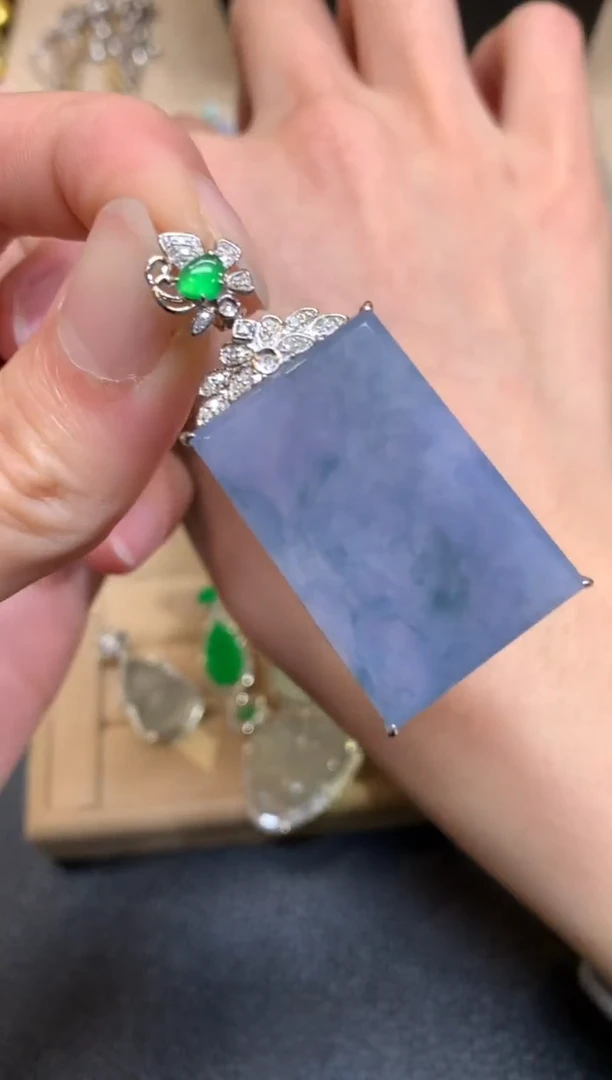 【闪购商品】翡翠颈饰18K金镶嵌无事牌【无服务费】