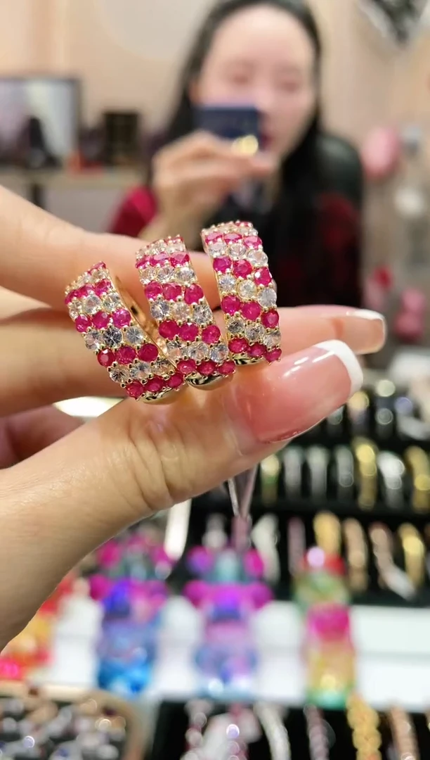 18K金镶嵌红宝石戒指 多样性发其一