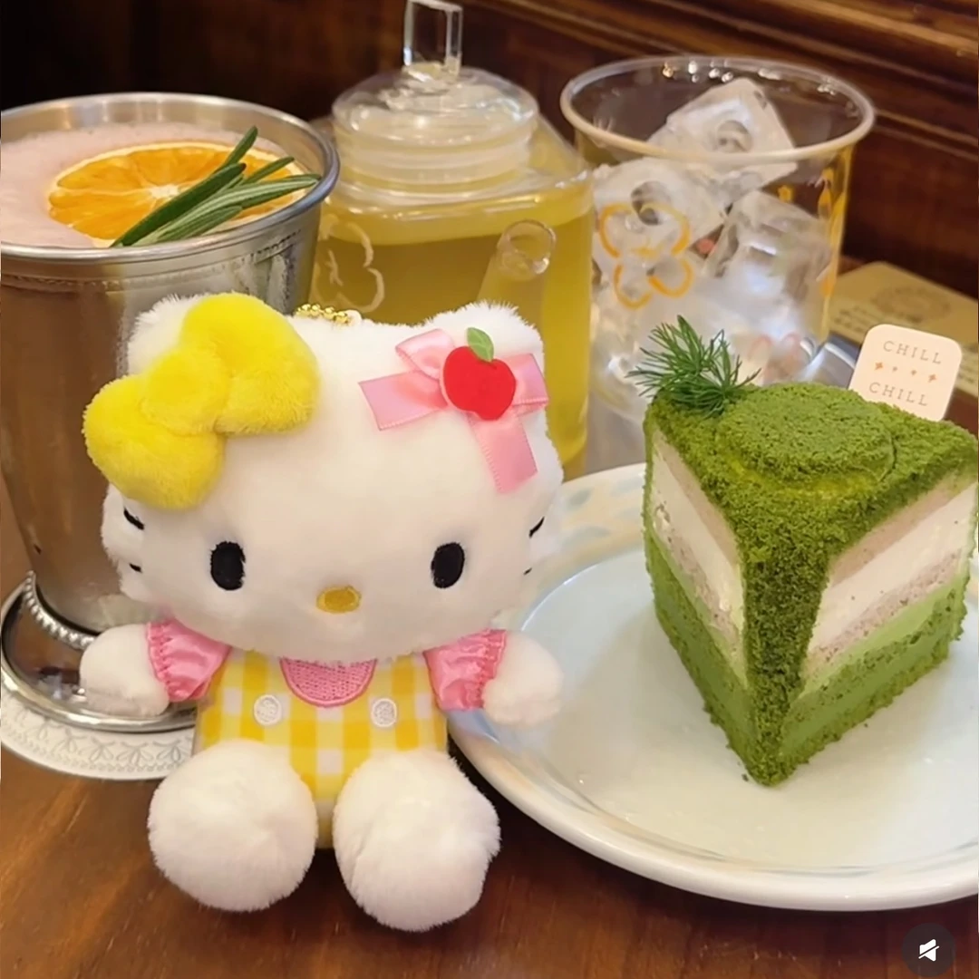 【首尔限定】Hello Kitty 咖啡厅黄色格子小熊Kitty钥匙扣玩偶