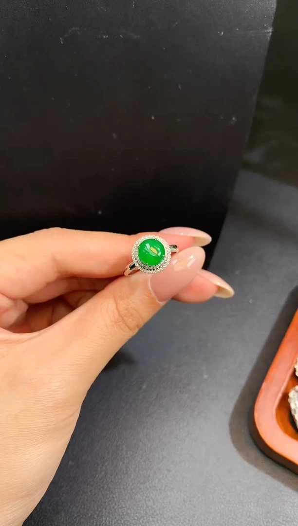 颈饰18K金镶嵌翡翠戒指