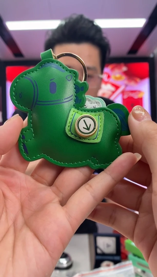 【闪购商品】东来也好运绿马挂件含1.5克有证盒