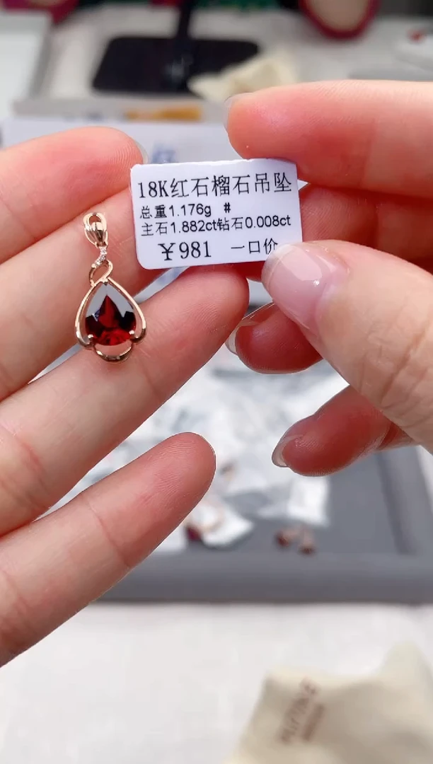 18K金镶嵌颈饰石榴石高货