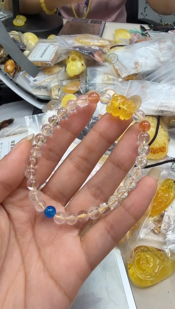 未镶嵌琥珀裸石如图