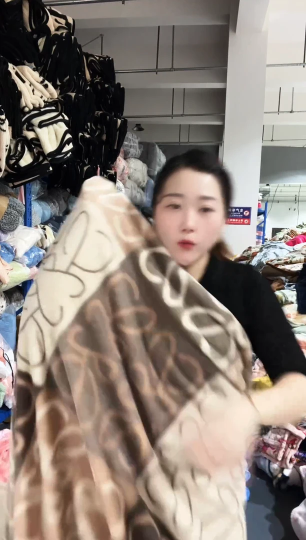 混纺主播手上展示的产品
