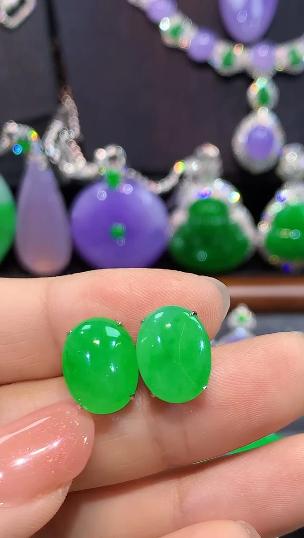 18K金镶嵌翡翠耳饰耳钉