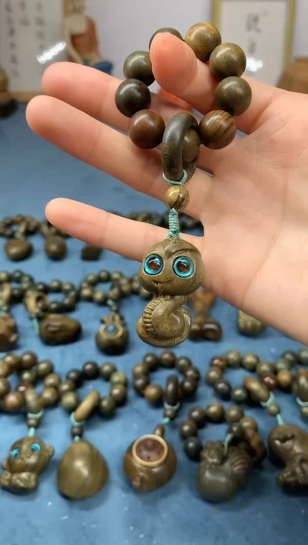 【闪购商品】维腊木（绿檀）把件 小萌蛇 盘玩件