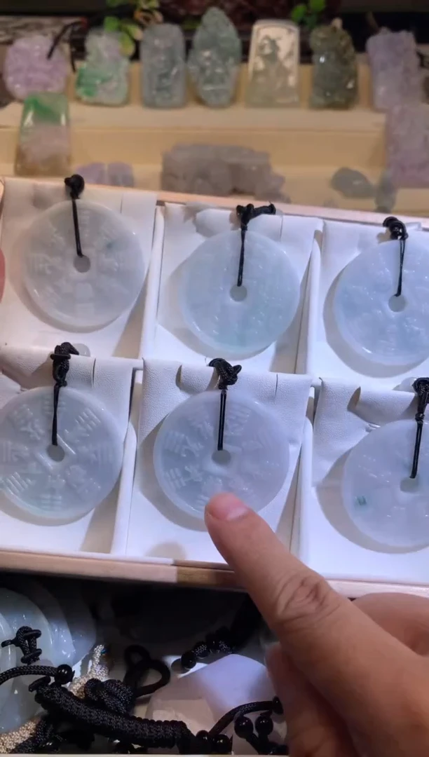 翡翠未镶嵌颈饰7/04/046多样性发其一