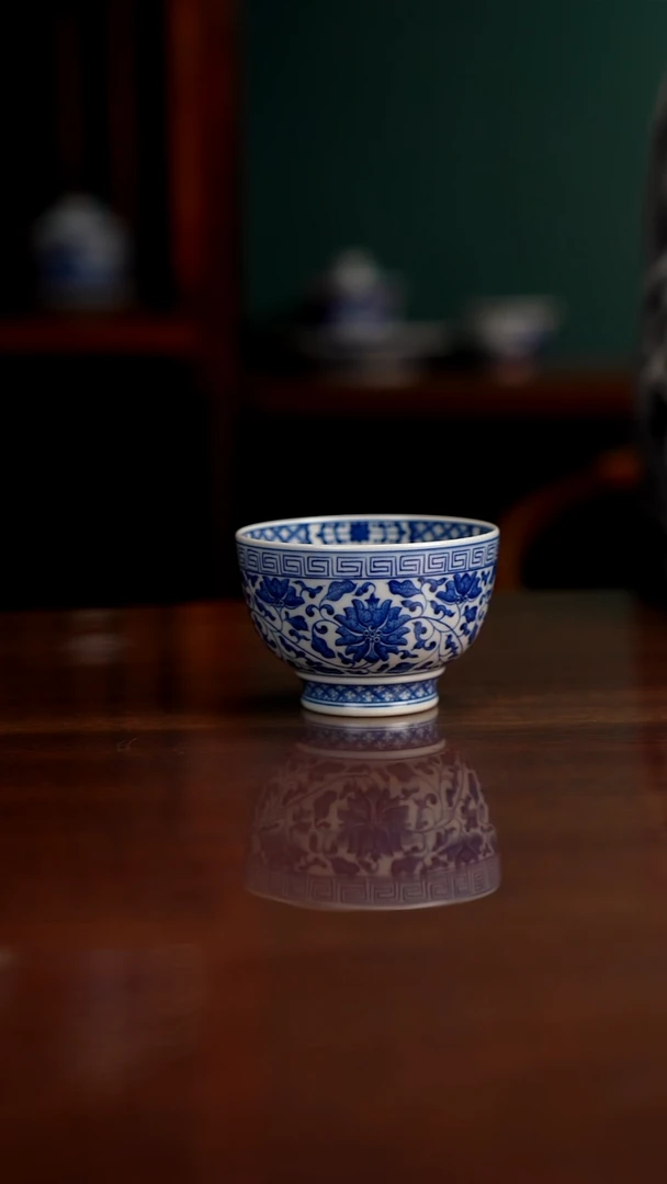 晓月窑青花缠枝主人杯