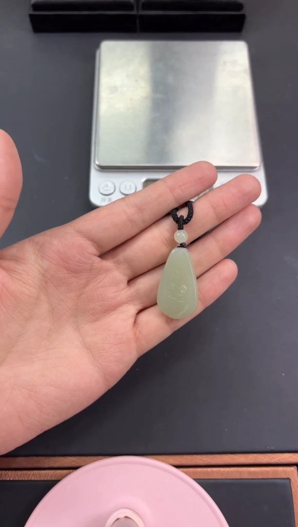 【闪购商品】和田玉吊坠(赠链)未镶嵌且末微色差近矿吊坠