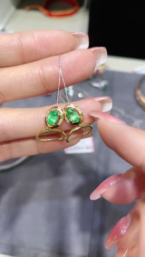 【闪购商品】祖母绿耳饰18K金镶嵌·
