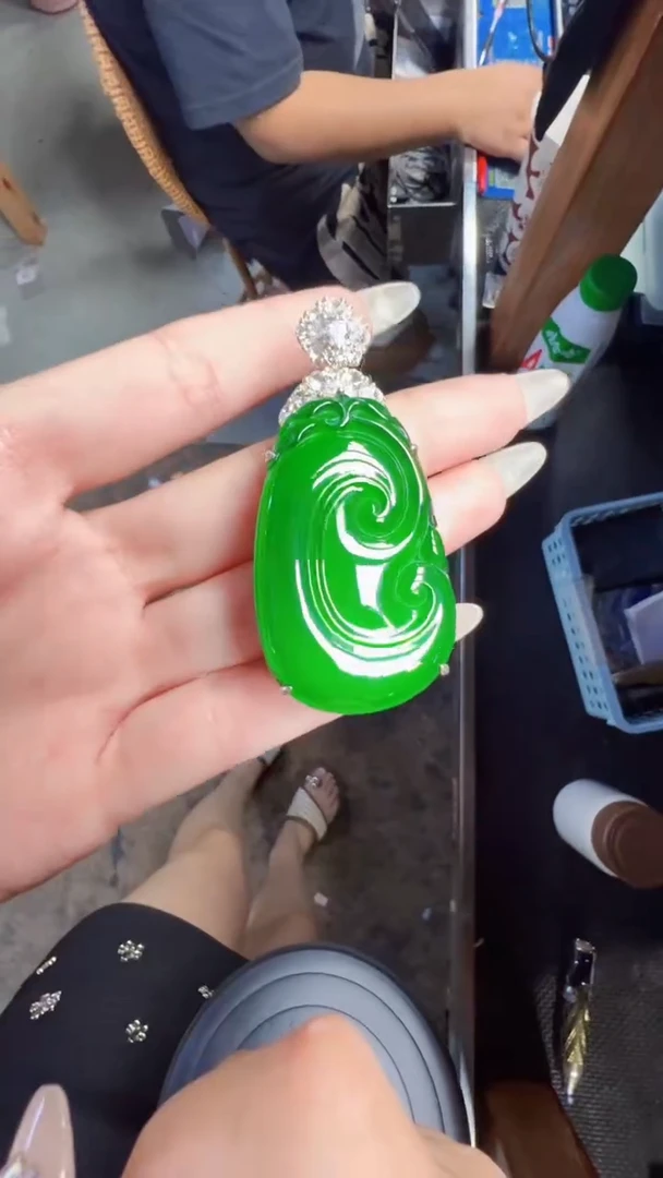 未镶嵌定制翡翠翡翠A货有轻微色差属于正常现象，如意多样性发货