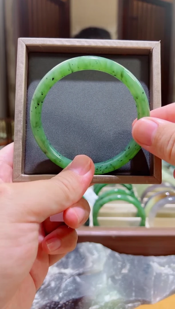 未镶嵌手镯和田玉猕猴桃