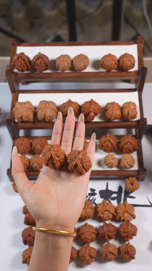 文玩核桃吊坠白狮子三棱