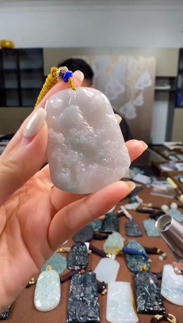 颈饰未镶嵌翡翠  多样性发其一