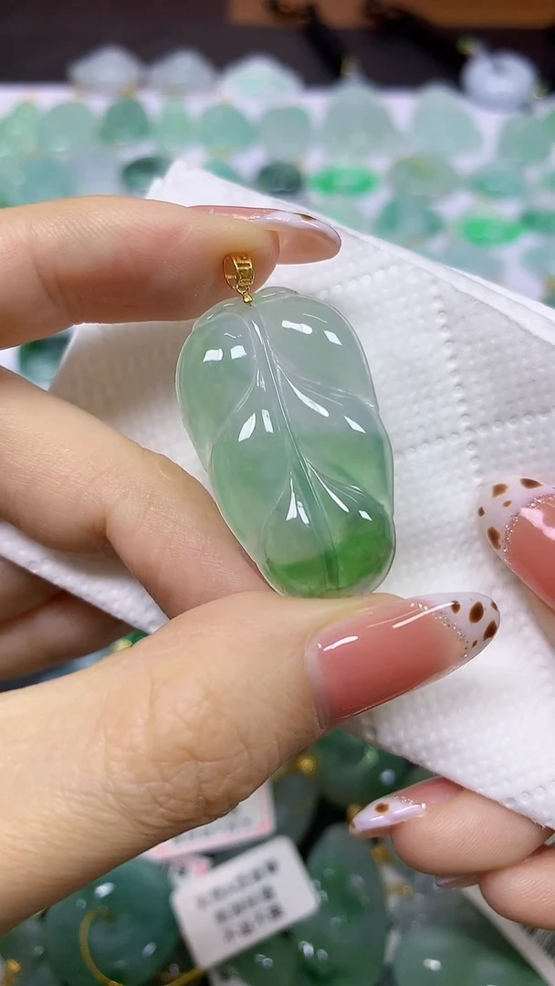 颈饰18K金镶嵌翡翠天然翡翠A货