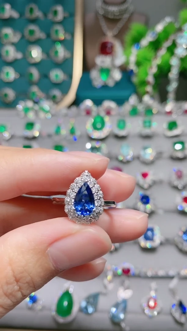 18K金戒指蓝宝石18K金镶嵌.