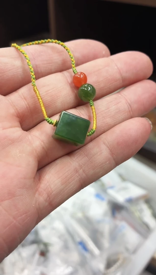 吊坠(赠链)未镶嵌和田玉（碧玉）S95