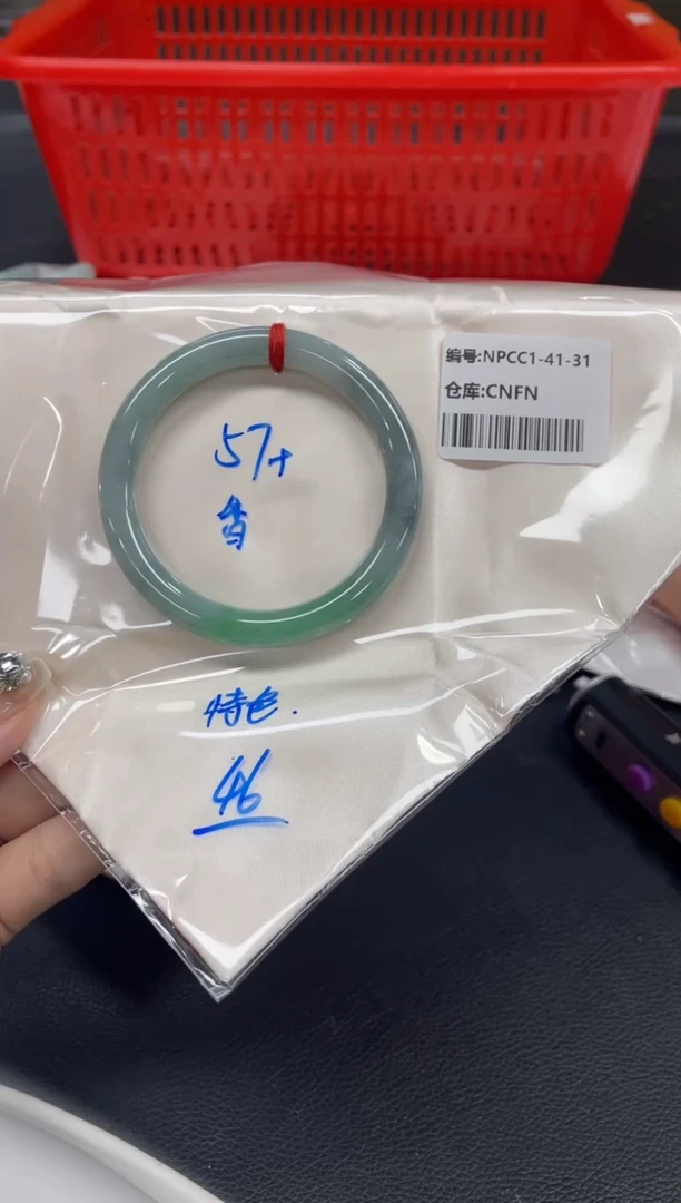 翡翠手镯未镶嵌翡翠手镯