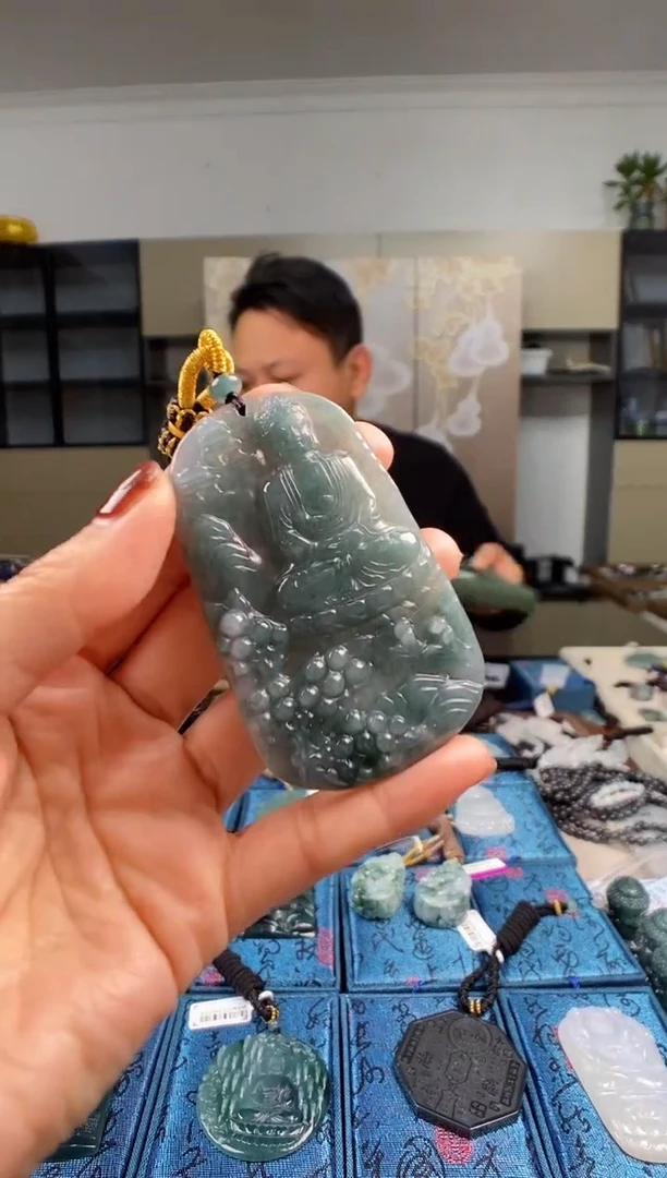 颈饰未镶嵌翡翠  多样性发其一