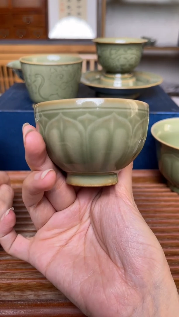 瓷器耀州窑橄榄绿禅定莲瓣杯