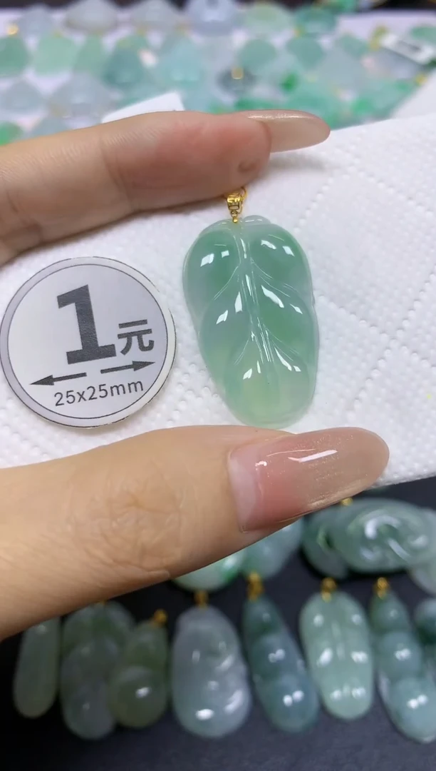 颈饰18K金镶嵌翡翠天然翡翠A货