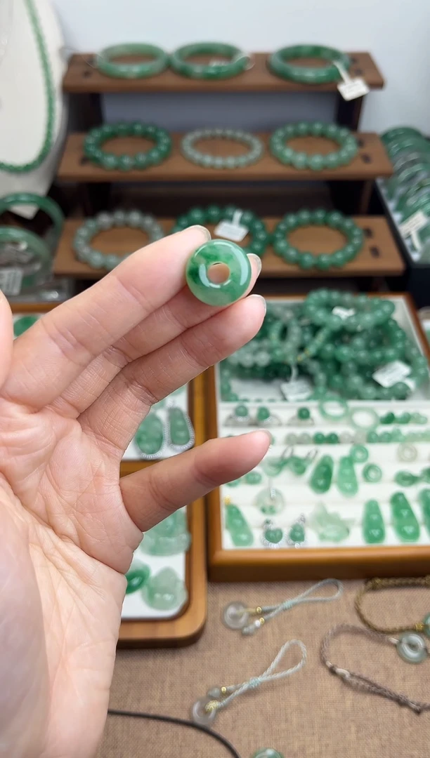 吊坠(不含链)未镶嵌石英质玉（非洲翠）甜甜圈